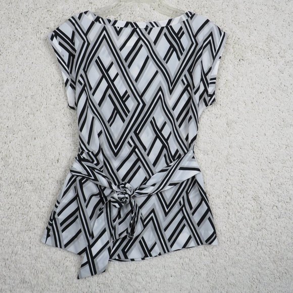 New York & Company* Women's Sleeveless Boat Neck Curved Hem Blouse Size~ XS - Picture 2 of 9